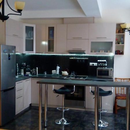 Vake-Saburtalo Hillside Apartment Тбилиси Екстериор снимка